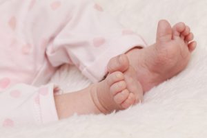 Baby voetjes op kussen