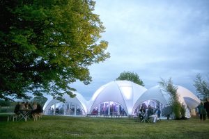 Iglotenten in grasland