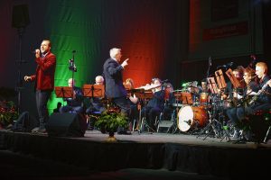 muziekorkest met dirigent