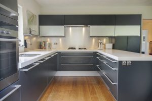 Strakke moderen grijze keuken