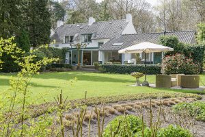 Villa in zonnige tuin