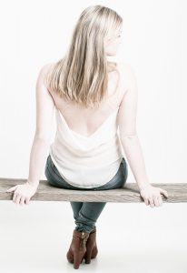 Vrouw met blote rug op studiobank