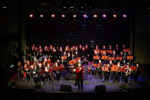 zanger met muziekorkest