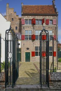 Historisch pand met rode luiken in stad
