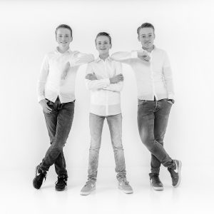 jongens in wit overhemd studio zwart wit