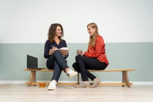 overleg dames op grenen gymbank